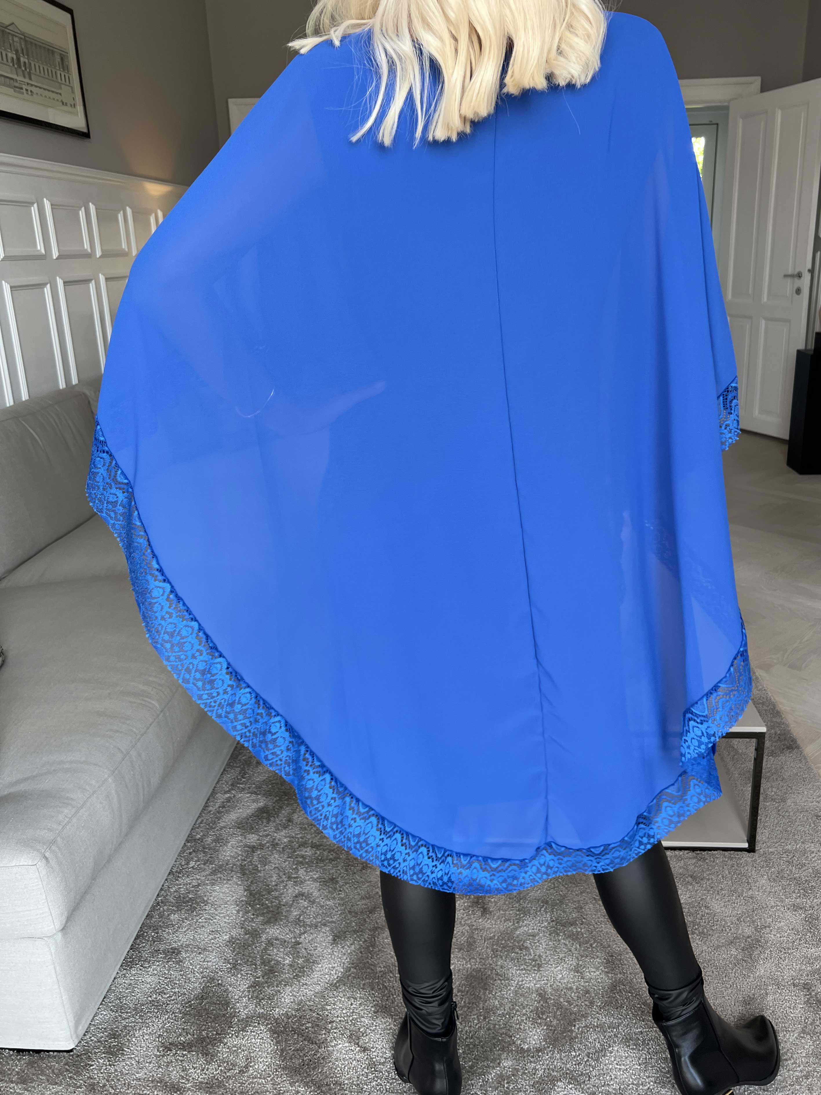 Kenya Edge - Tunikaklänning med chiffonglager och spetskant